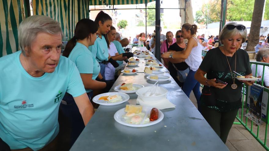 Casi 2.000 huevos fritos y 80 kilos de chorizo, el menú de sábado en la Velá de la Fuensanta