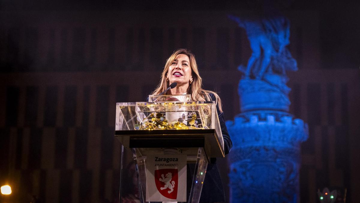 La alcaldesa, Natalia Chueca, hizo el encendido de la Navidad este sábado desde la plaza España.