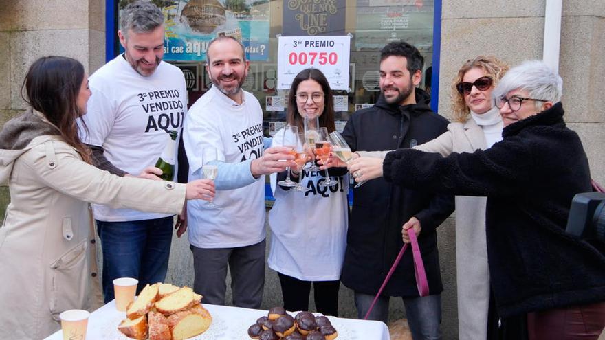 Un momento de la celebración, con espumoso, pasteles y rosca. // Muñiz