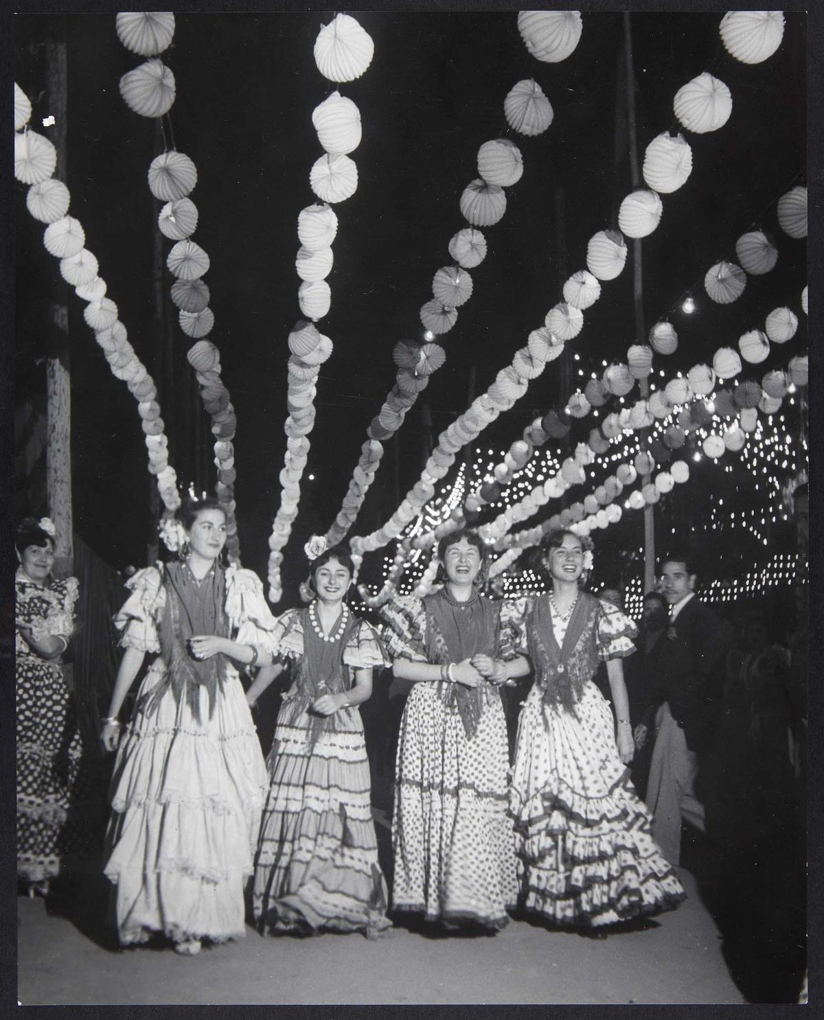 Flamencas por el Real captadas por Brassaï, pseudónimo del fotógrafo húngaro Gyula Halász.
