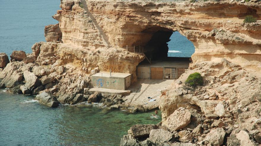Rescatan a un joven herido grave en la espalda tras caer al mar en Ibiza
