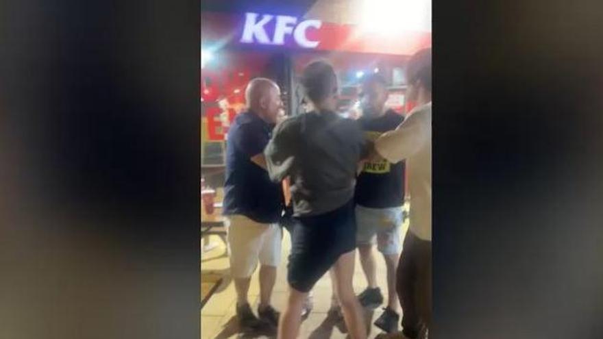 Brutal agresión en la cola de un local de comida rápida en Benidorm