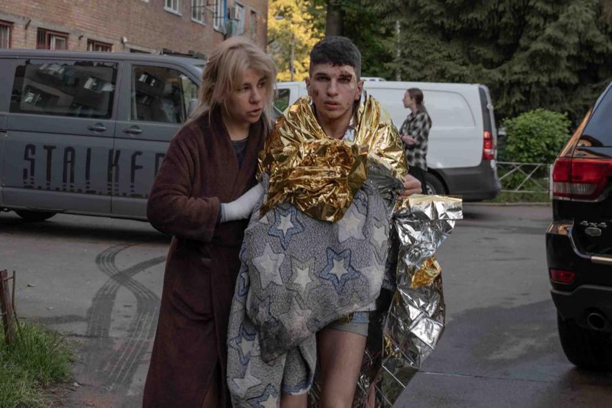 Evacuación de un herido en el ataque con drones a un edificio de viviendas en Kiev.