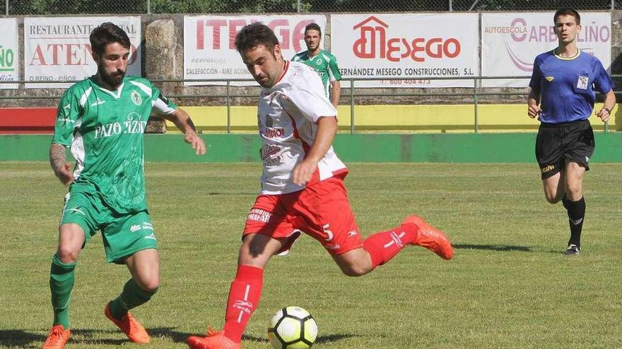 Un lance del partido jugado ayer en el campo de Espiñedo. // Iñaki Osorio