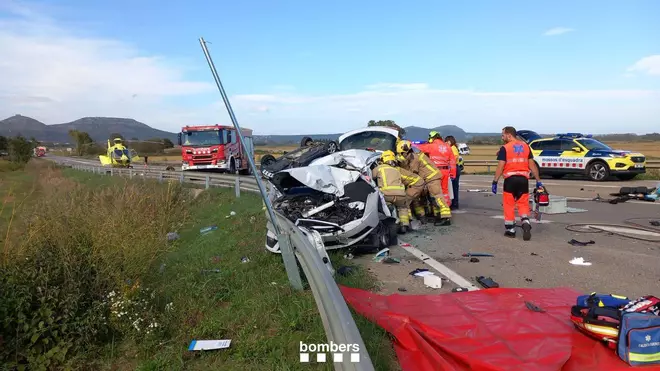 Un accident múltiple a Torroella acaba amb un cotxe bolcat i una persona atrapada dins d'un vehicle