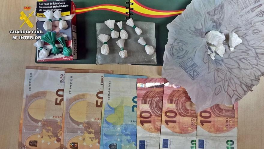 La Guardia Civil desmantela dos puntos de venta de drogas en Olivenza