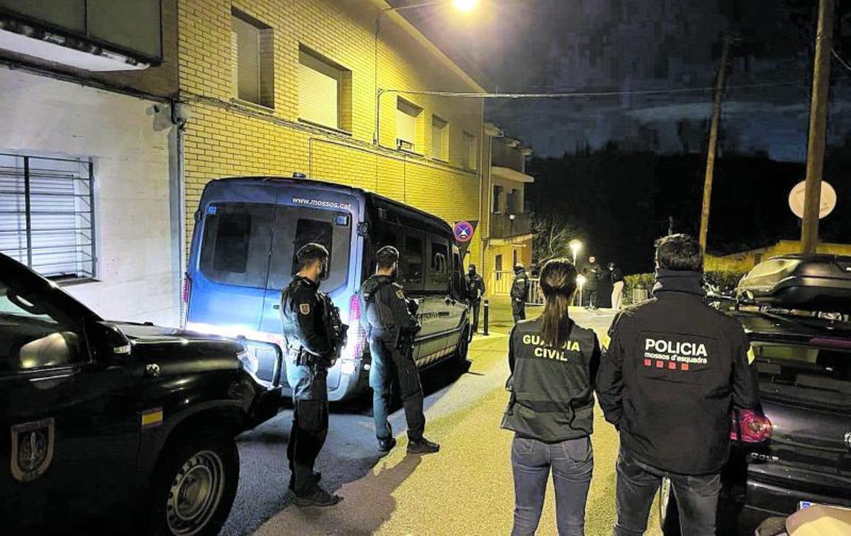 Mossos y guardias civiles en una operación antiterrorista en Martorell.