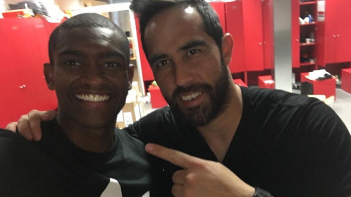 Marlon Santos posó con Bravo en el vestuario del Barça