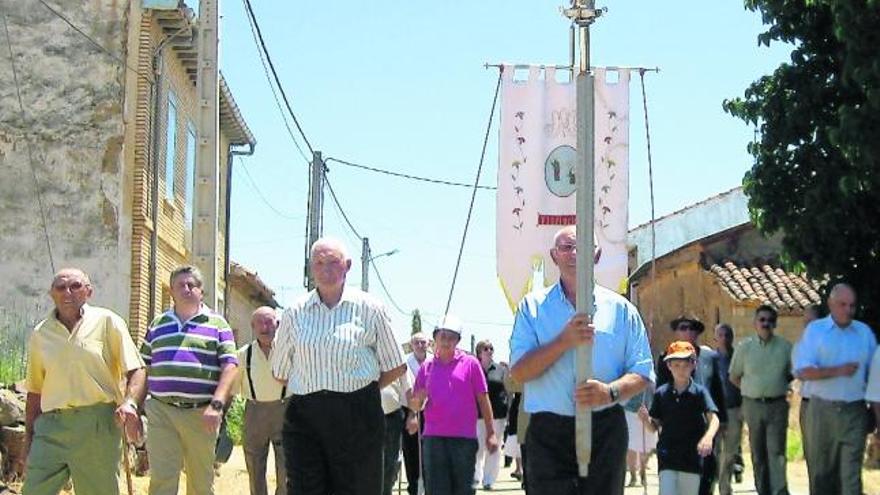 Salida de la iglesia de Bercianos durante la festividad de ayer.