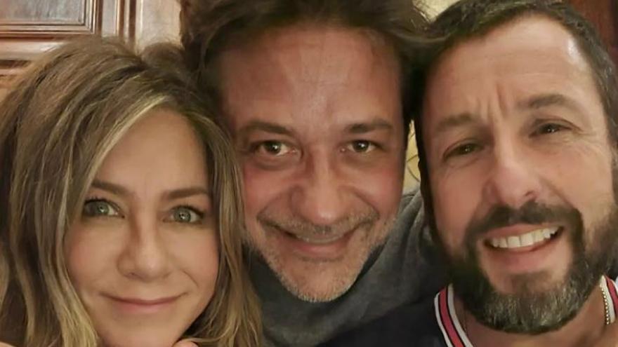 Enrique Arce junto a Jennifer Aniston y Adam Sandler.