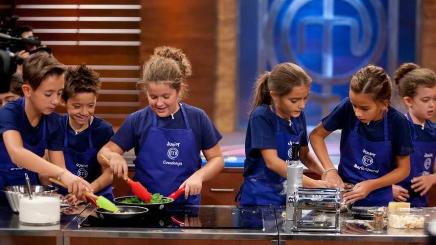 Covadonga Artime, en el centro, rodeada de sus compañeros de &quot;Master Chef Junior III&quot;, durante la grabación del programa de Televisión Española.