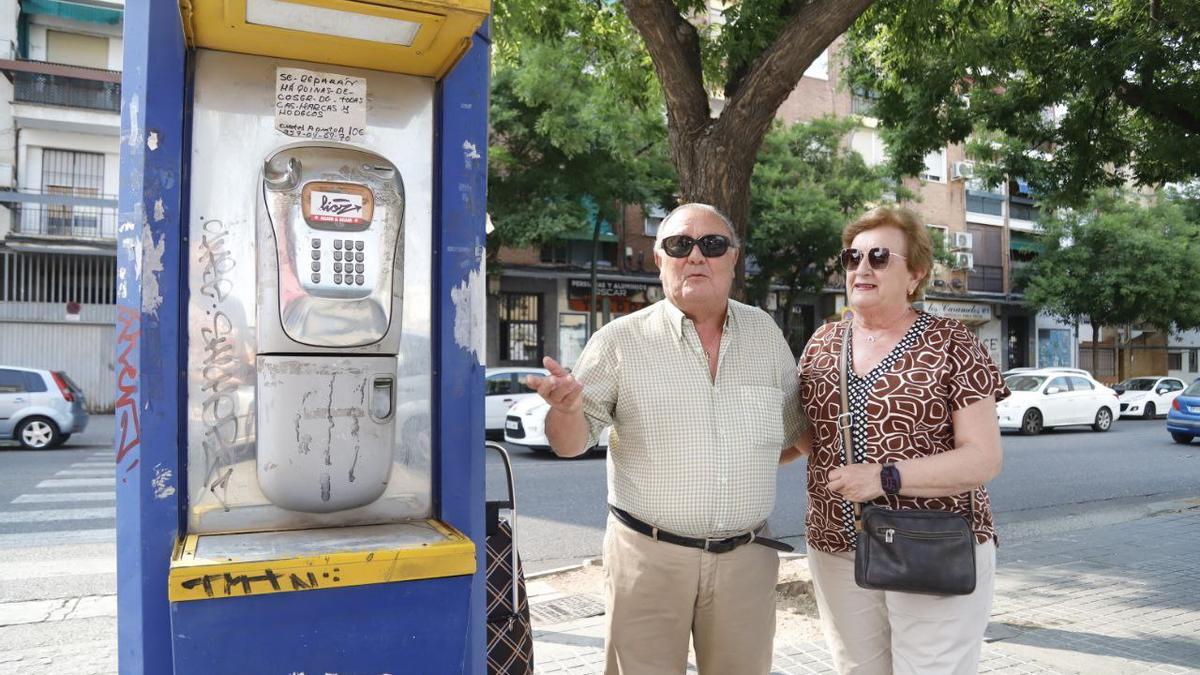 Francisco Guerrero y Ana Cano, junto a una cabina telefónica.
