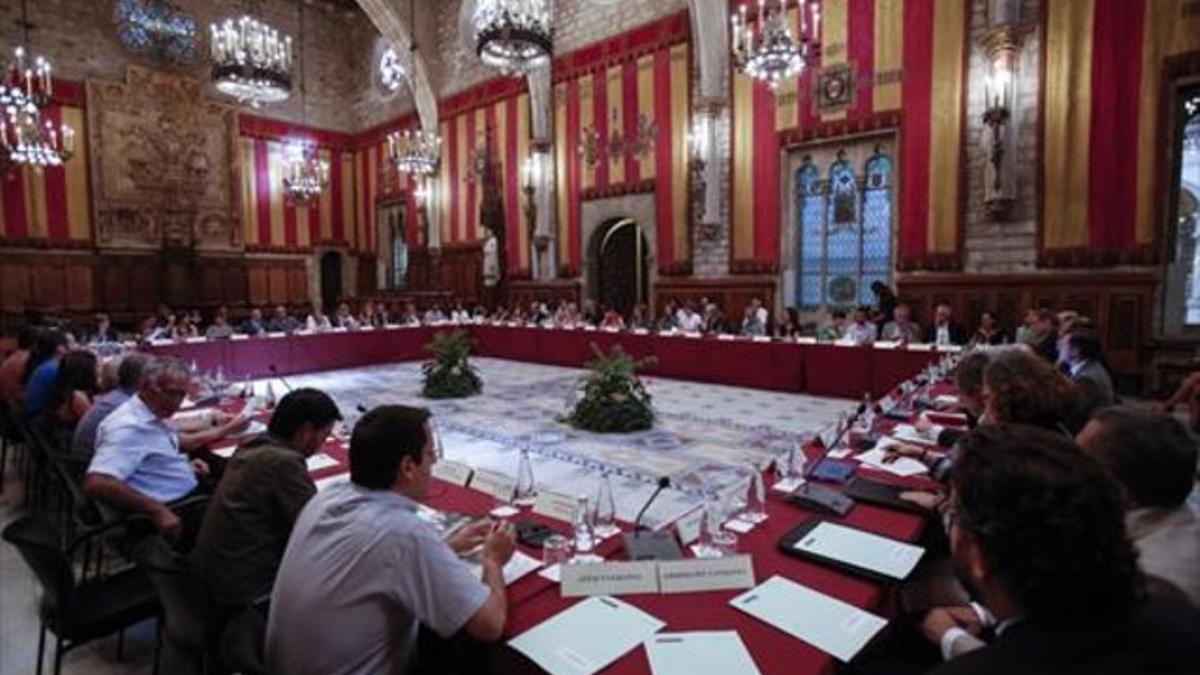 Sesión plenaria de la comisión mixta sobre desahucios celebrada ayer por la tarde en el Saló de Cent.