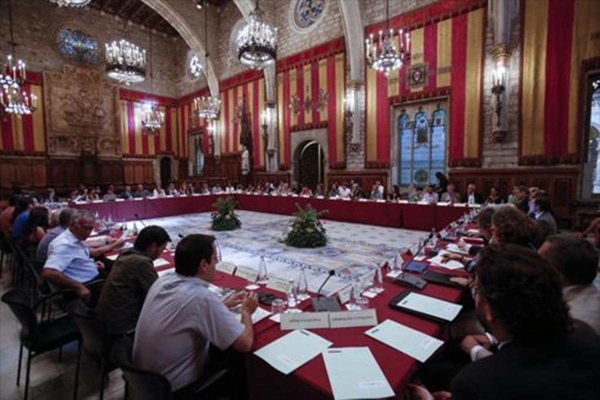 Sessió plenària de la comissió mixta sobre desnonaments celebrada, ahir a la tarda, al Saló de Cent. Sessió plenària de la comissió mixta sobre desnonaments celebrada, ahir a la tarda, al Saló de Cent.