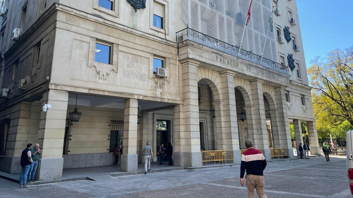 Un hombre accede a la Audiencia de Sevilla.