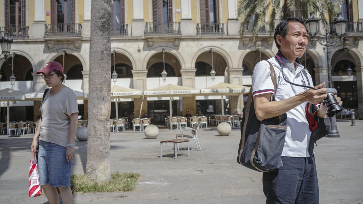 Turistas asiáticos en la plaza Reial, este verano.