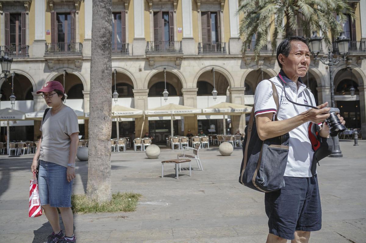 Turistas asiáticos en la plaza Reial, este verano.