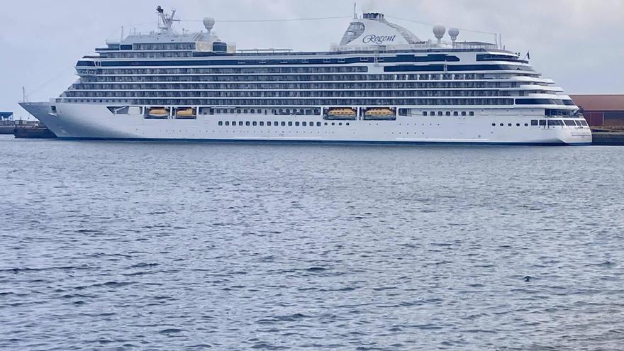 El crucero de lujo &quot;Seven Seas Splendor&quot; llega a Gijón