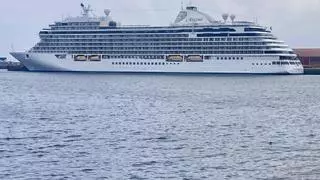 El crucero de lujo "Seven Seas Splendor" llega a Gijón