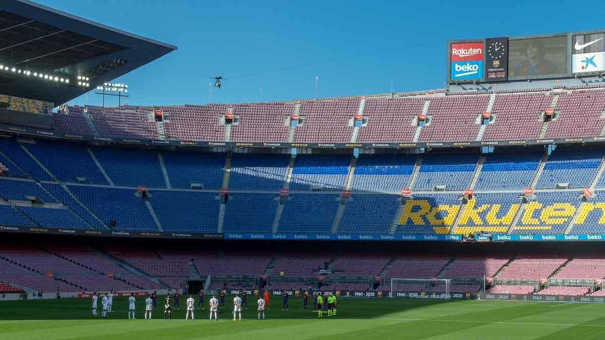 Minuto de silencio en honor a Maradona en el Camp Nou