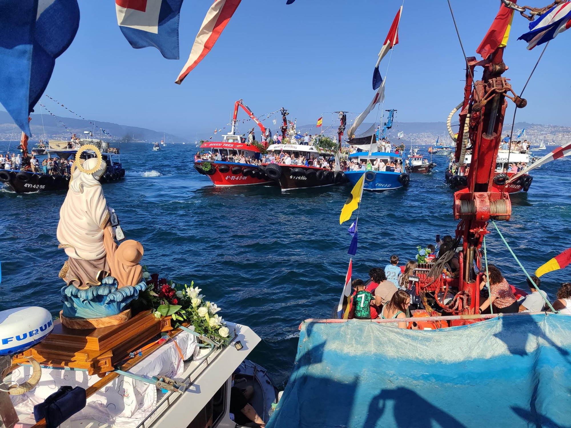 Cangas se hace a la mar por su Virgen del Carmen