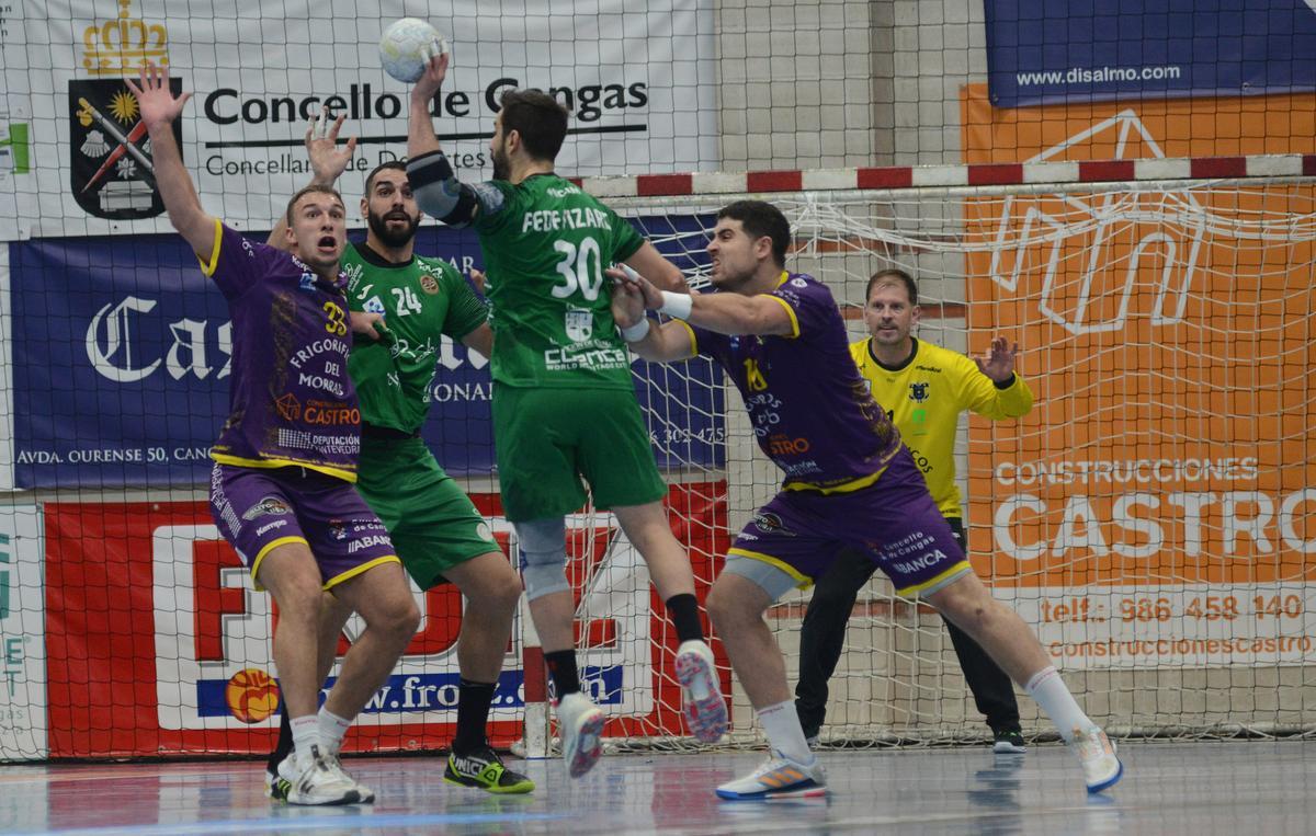 Alberto Martín (izquierda) en una acción defensiva en el partido Frigoríficos del Morrazo-Cuenca.