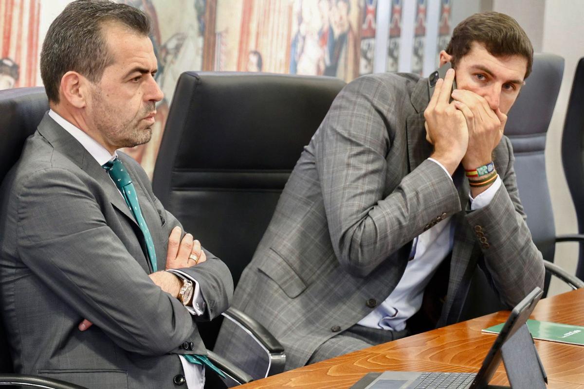 Antelo, hablando por teléfono junto al diputado Rubén Martínez Alpañez antes de la Junta de Portavoces en la Asamblea de este martes.