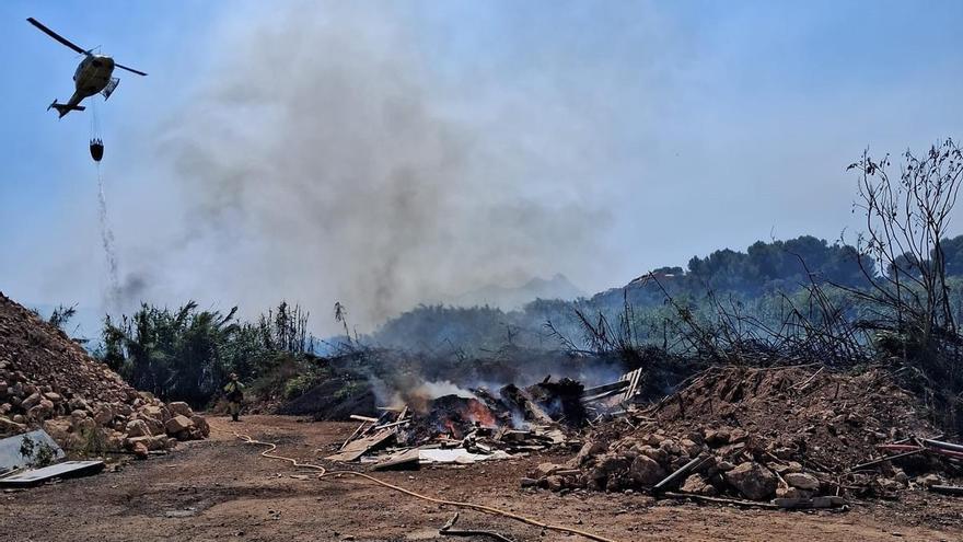 Las precisas descargas desde el aire sobre el incendio de Beniarbeig (vídeo)