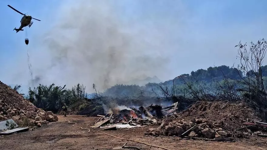 Las precisas descargas desde el aire sobre el incendio de Beniarbeig (vídeo)