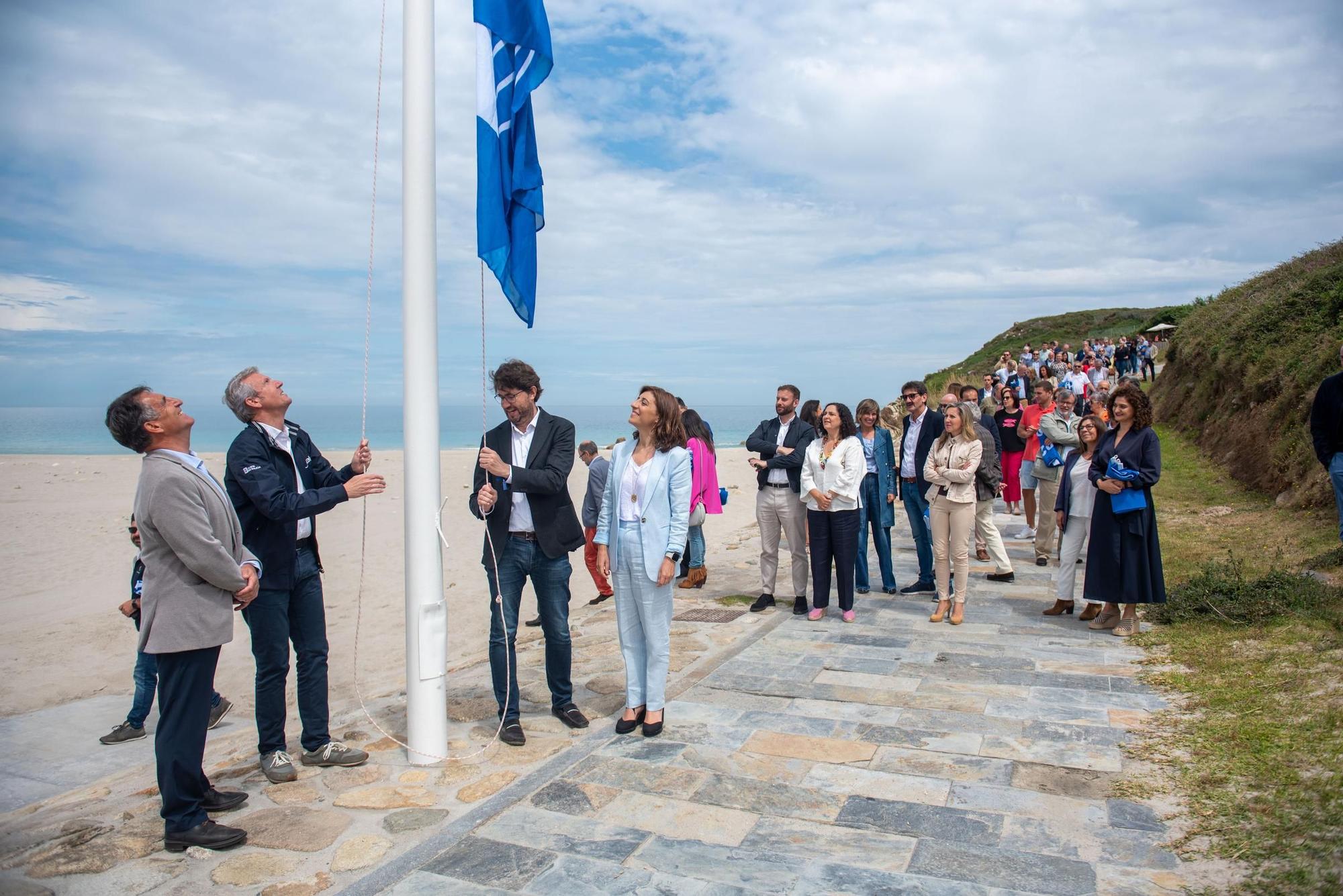 Las banderas azules de A Coruña y toda Galicia se reparten en la playa de Valcovo