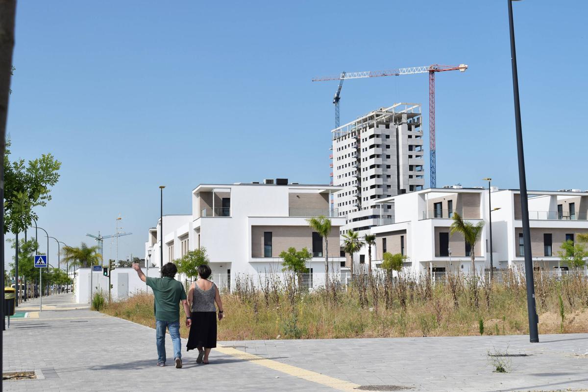 Vecinos pasean por Isla Natura, el nuevo barrio residencial de Palmas Altas que aún sigue en obras
