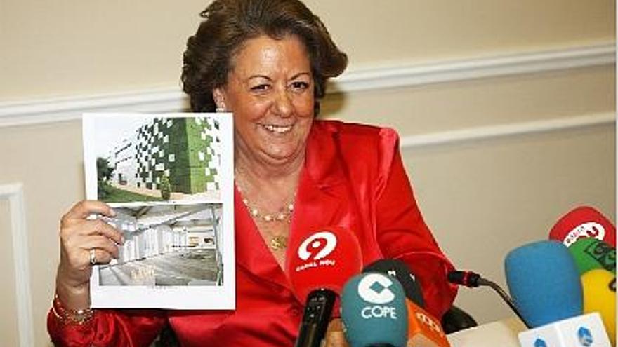 La alcaldesa enseña una foto de una fachada verde como las que quiere extender.