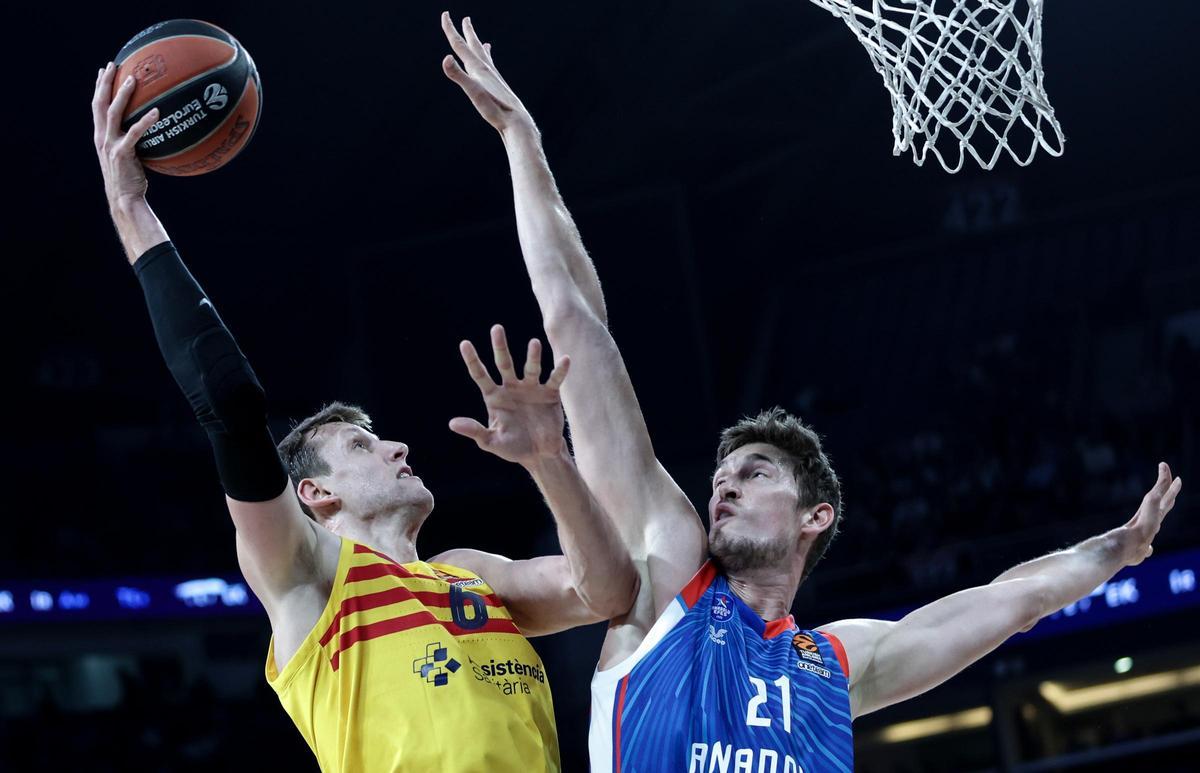 Vesely intenta una canasta ante Pleiss.