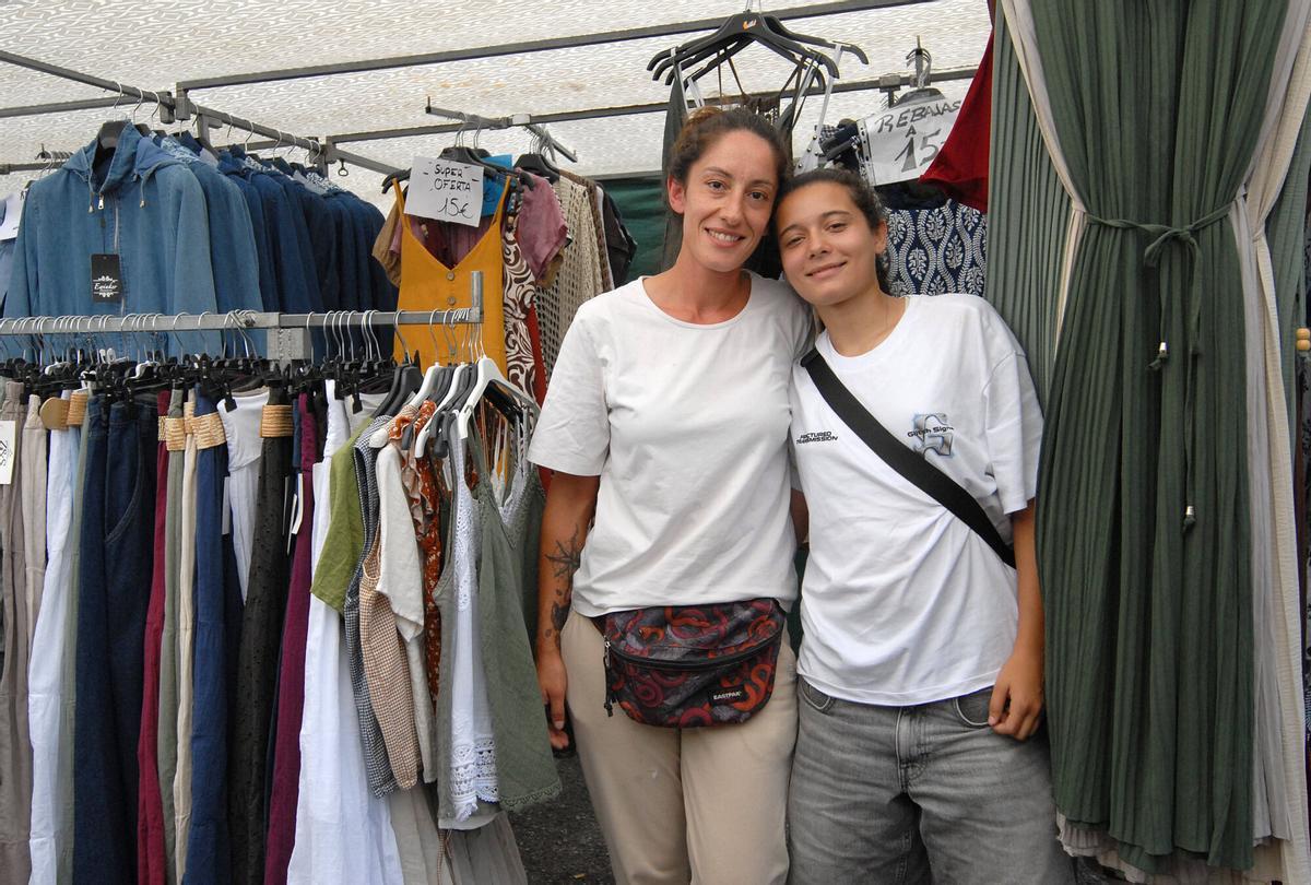 Marli González regenta uno de los puestos que se encontraban en la feria.