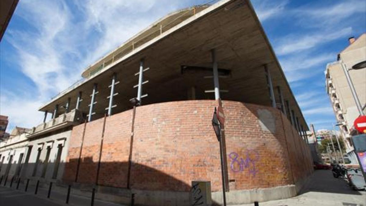 El edificio donde estará ubicada la futura Escola Municipal de Música de Sants, en la esquina de las calles de Miquel Àngel y de Papin.