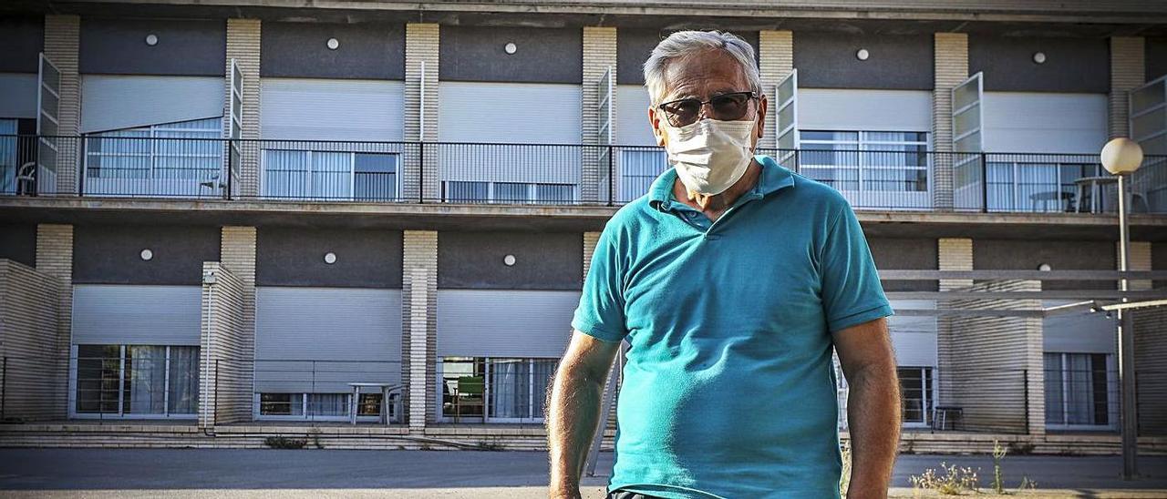 Francisco Muñoz frente a la residencia de Altabix donde reside desde hace una década.  | ANTONIO AMORÓS