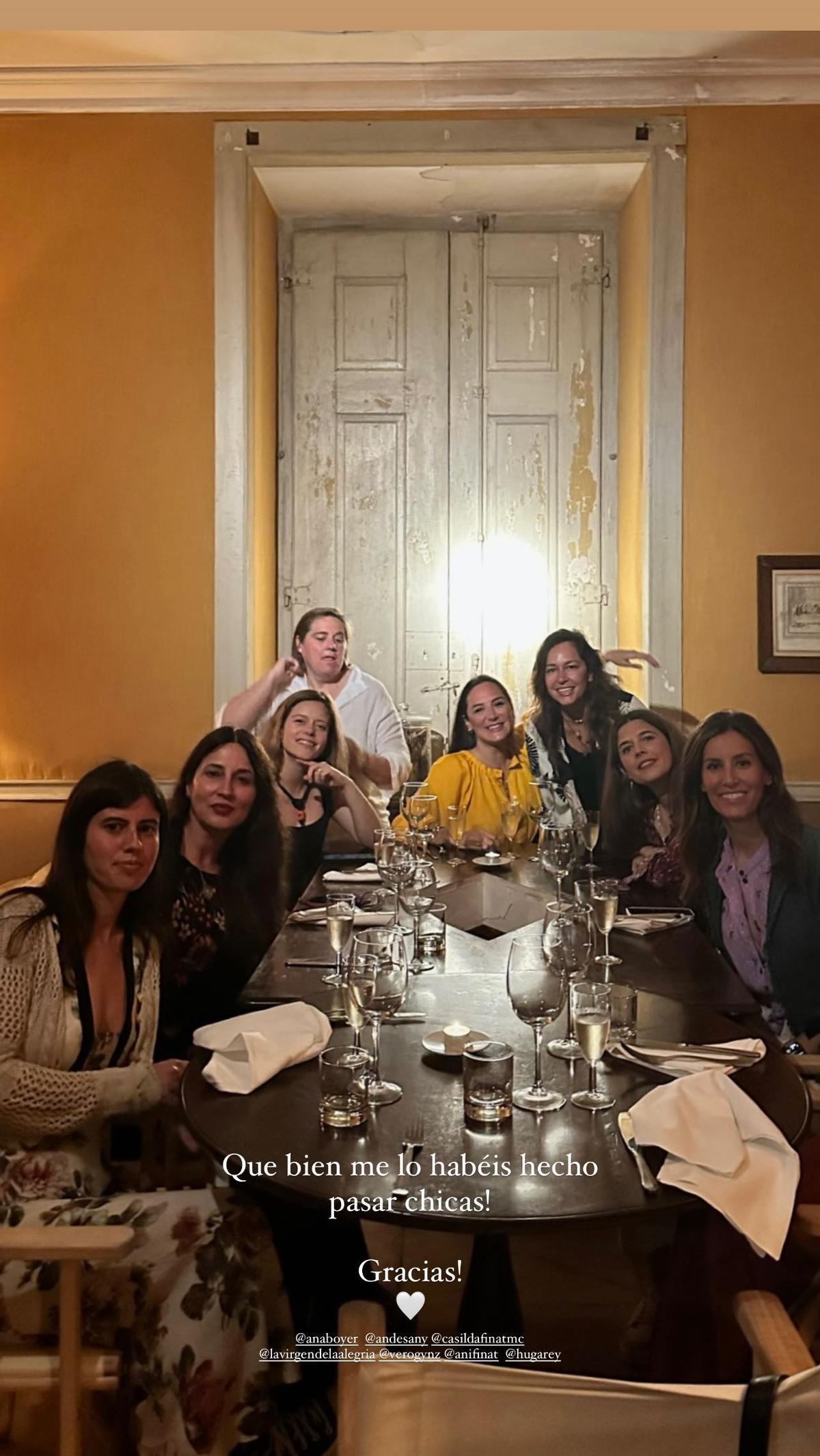 Tamara Falcó junto a sus amigas y su hermana en su despedida de soltera.