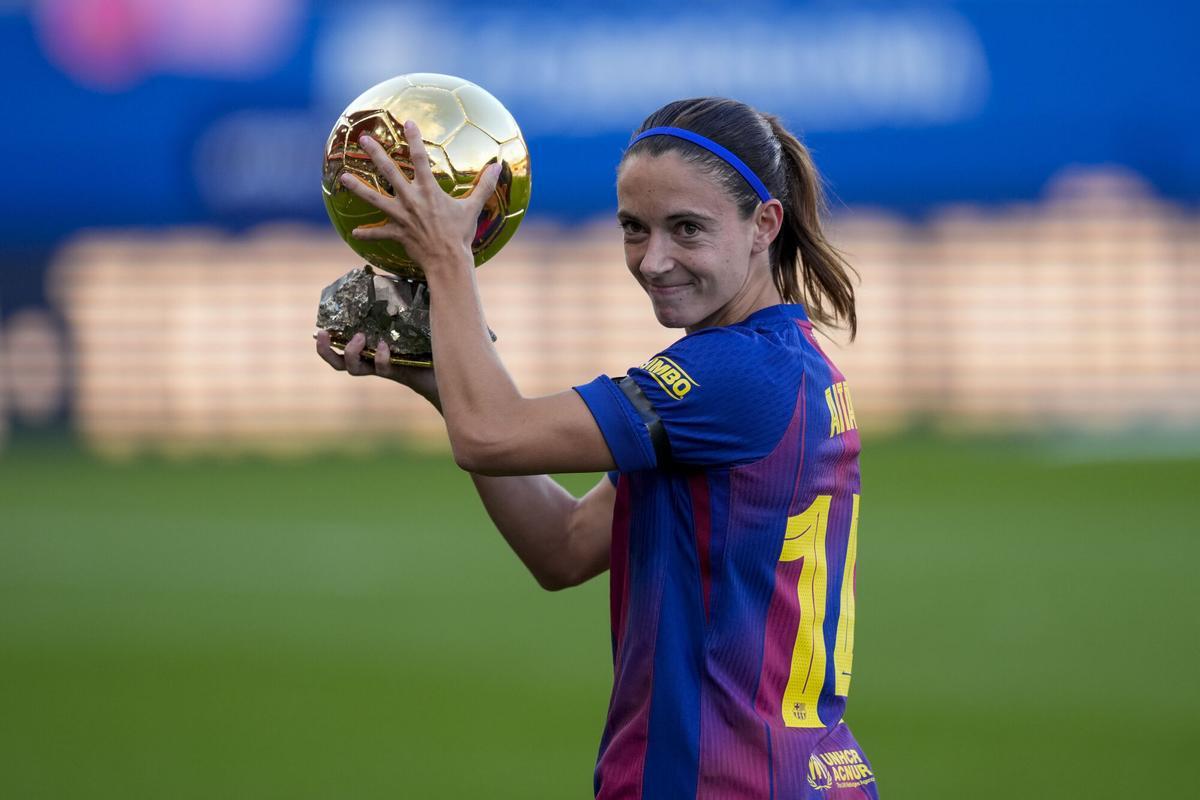 Aitana Bonmatí comparte el tercer Balón de Oro antes del partido entre el  FC Barcelona y el RCD Espanyol, en el Estadi Johan Cruyff.