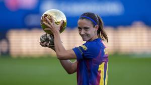 Aitana Bonmatí comparte el tercer Balón de Oro antes del partido entre el  FC Barcelona y el RCD Espanyol, en el Estadi Johan Cruyff.