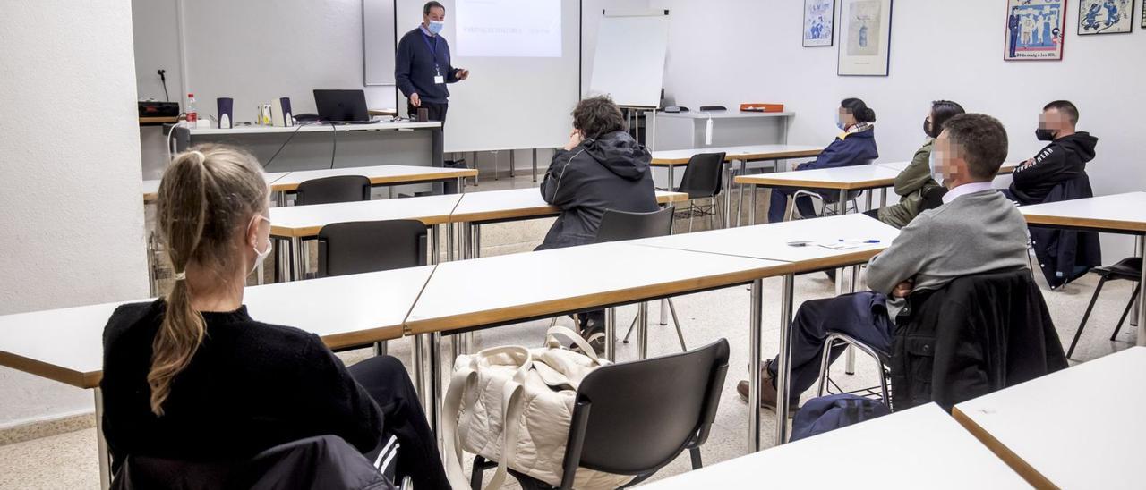 Un grupo de ciudadanos sancionados asiste a la charla de concienciación a cambio de ver anulada su multa. | B. RAMÓN