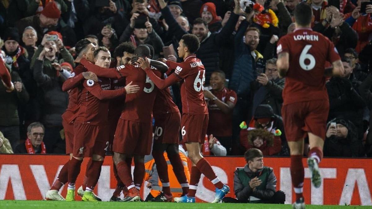 Los jugadores del Liverpool celebran el cuarto gol al Arsenal, obra de Salah, al filo del descanso.