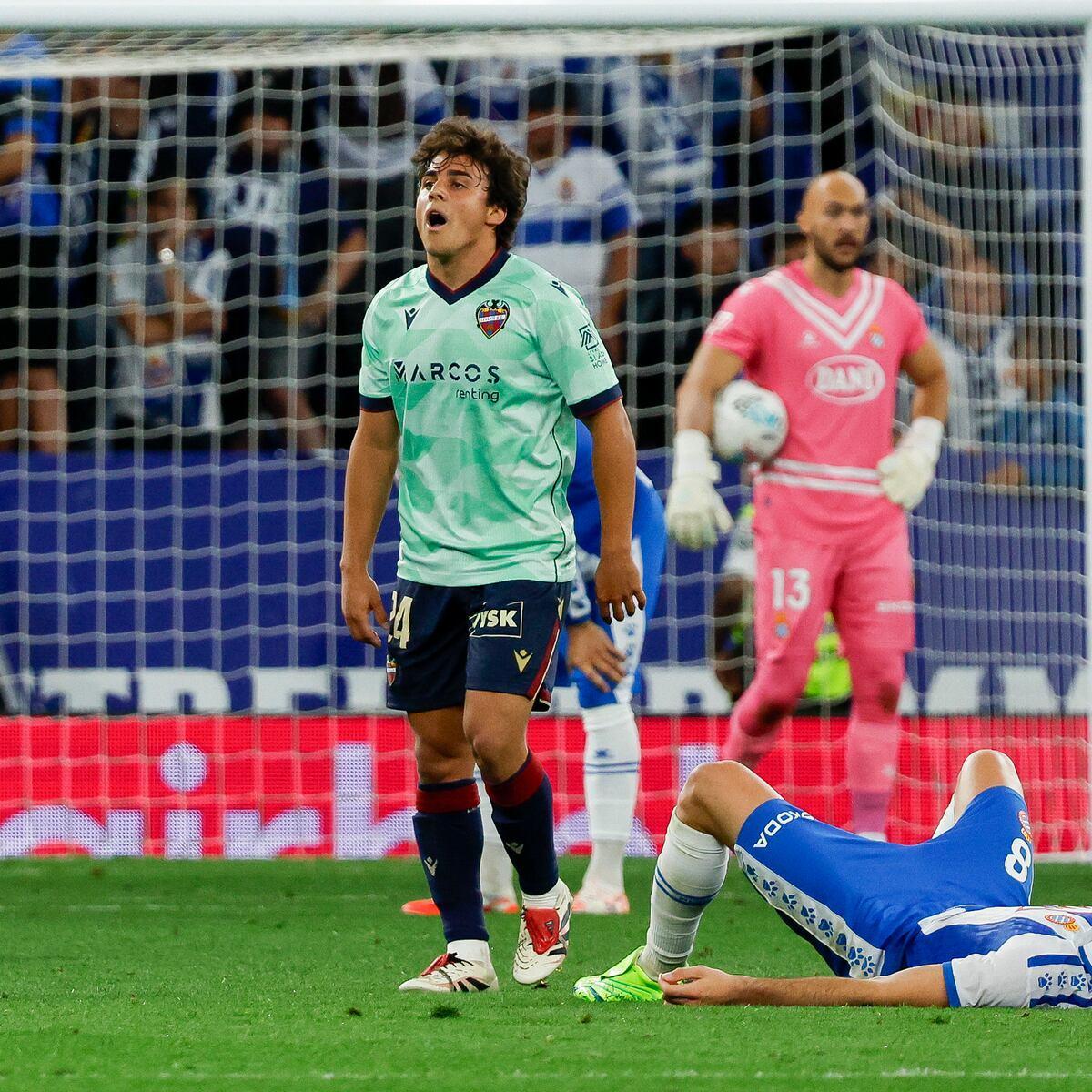 Carlos Álvarez tras su salida desde el banquillo en el RCD Espanyol - Levante UD