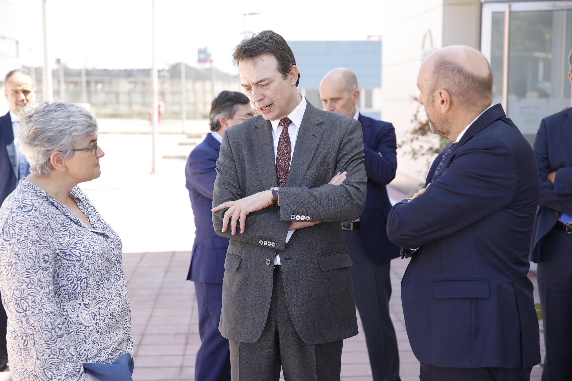 Teresa Ribera visita la planta regasificadora de El Musel