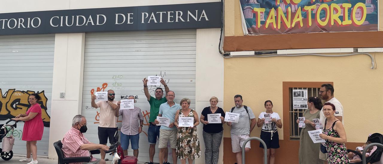 Vecinos de Santa Rita protestan frente la puerta del tanatorio.