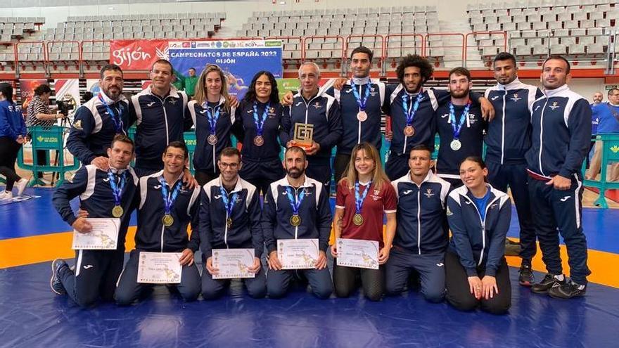 La selección balear de lucha posa con sus medallas en Gijón