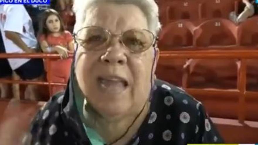 El viral enfado de una anciana con la celebración de un gol del equipo rival