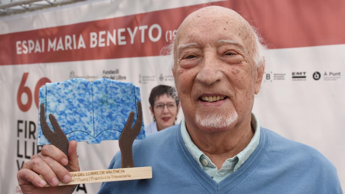 Manuel Vicent el domingo, tras recibir el premio a la trayectoria en castellano de la Fira del Llibre.