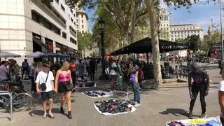 El 'top manta' vuelve con fuerza al centro de Barcelona