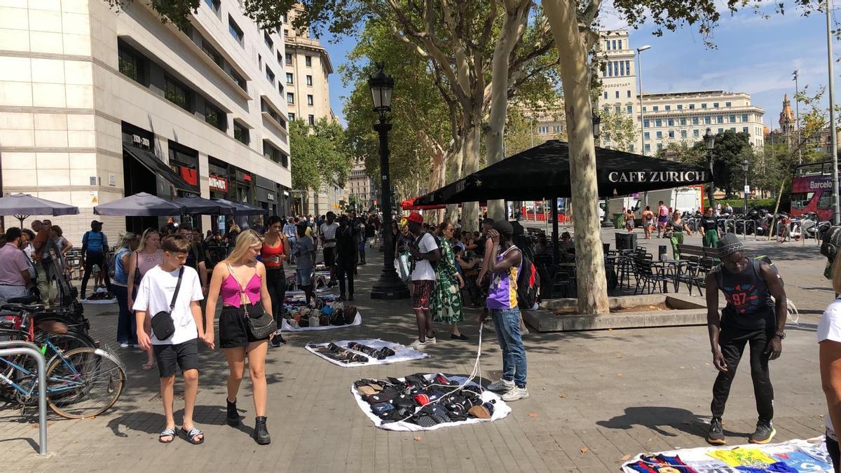 'Top manta' en la plaza de Catalunya, este jueves.