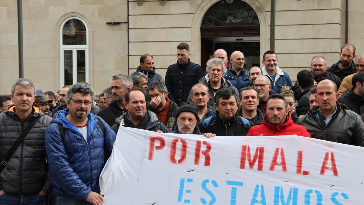 Trabajadores de Ganomagoga, este lunes en una concentración ante el Concello de Ponteareas.